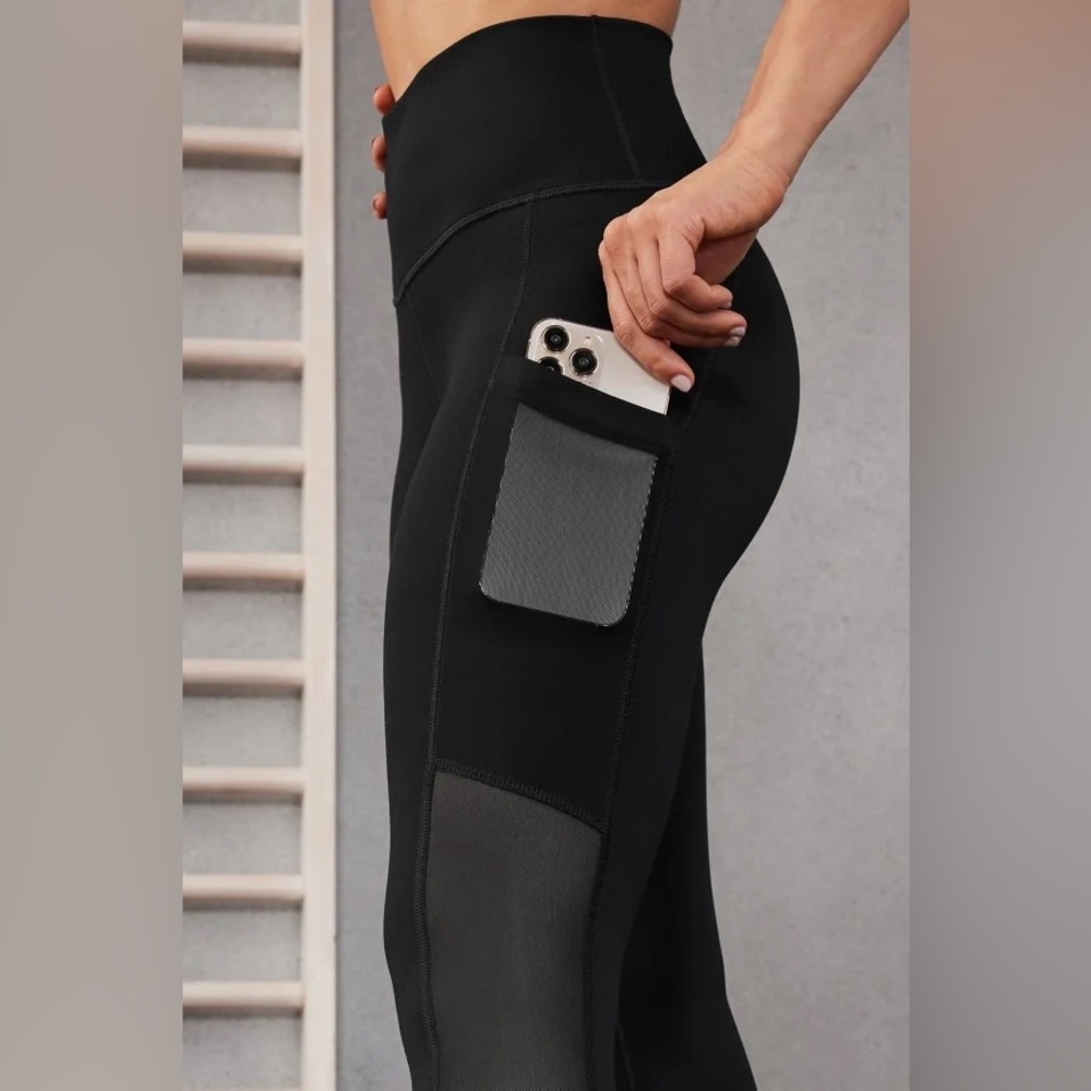 Fabletics On-the-Go Pocket High-Waisted Mesh Legging Capri - Black S NWT - Picture 2 of 8